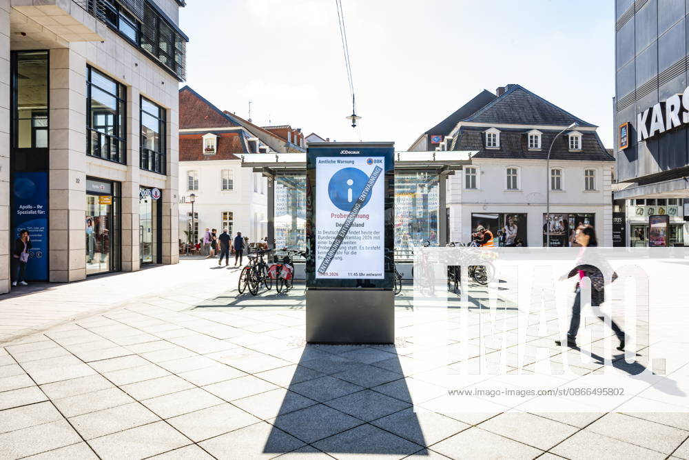 Saarland, Saarbrücken. Auch in der saarländischen Landeshauptstadt findet am Donnerstag um 11 Uhr so wie hier in der Innenstadt der bundesweite Warntag statt. Neben heulenden Sirenen und Mobiltelefonen zeigen die Werbemonitore in der Bahnhofstraße eine Probewarnung an.