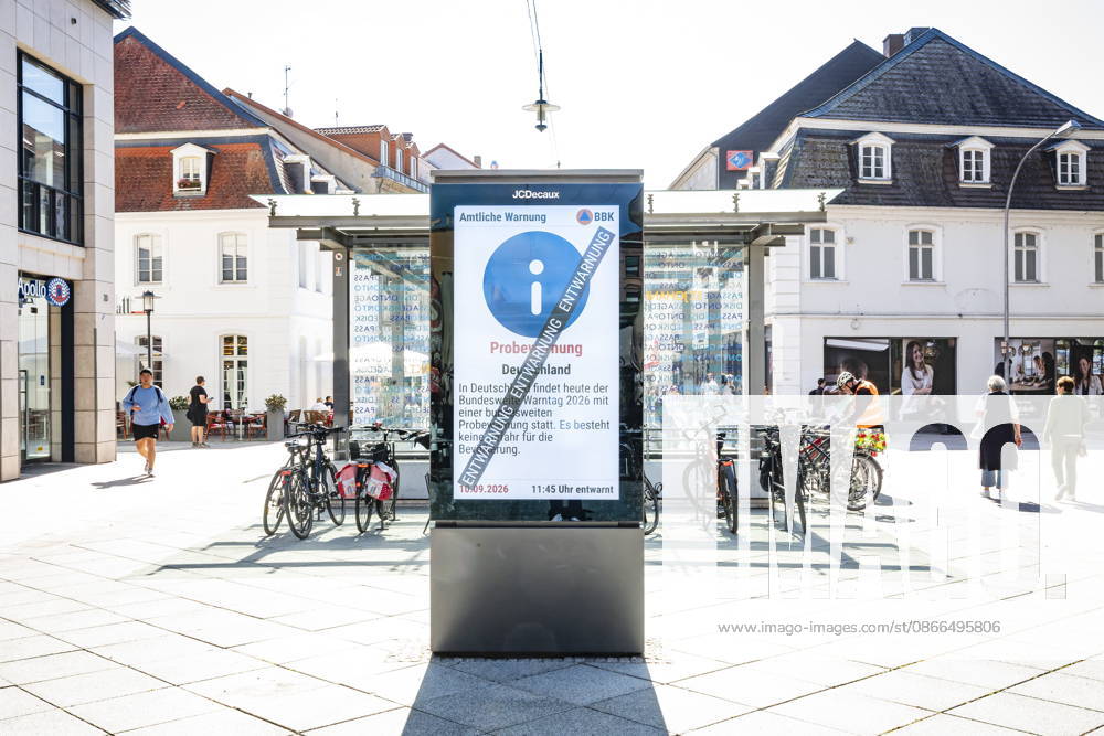 Saarland, Saarbrücken. Auch in der saarländischen Landeshauptstadt findet am Donnerstag um 11 Uhr so wie hier in der Innenstadt der bundesweite Warntag statt. Neben heulenden Sirenen und Mobiltelefonen zeigen die Werbemonitore in der Bahnhofstraße eine Probewarnung an.