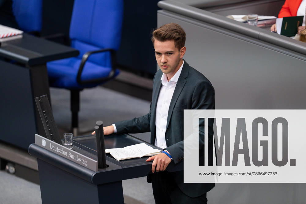 GER, Berlin, 93. Sitzung des Deutschen Bundestages im Plenarsaal des Reichstagsgebäudes. David Mandrella SPD, steht am Rednerpult und spricht