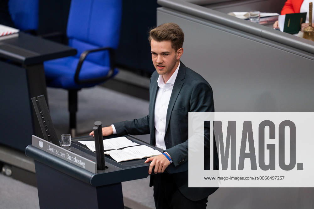 GER, Berlin, 93. Sitzung des Deutschen Bundestages im Plenarsaal des Reichstagsgebäudes. David Mandrella SPD, steht am Rednerpult und spricht