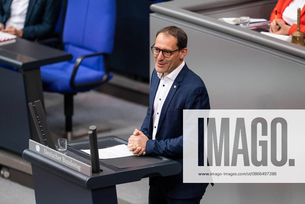 GER, Berlin, 93. Sitzung des Deutschen Bundestages im Plenarsaal des Reichstagsgebäudes. Alexander Engelhard CDU CSU, steht am Rednerpult und spricht