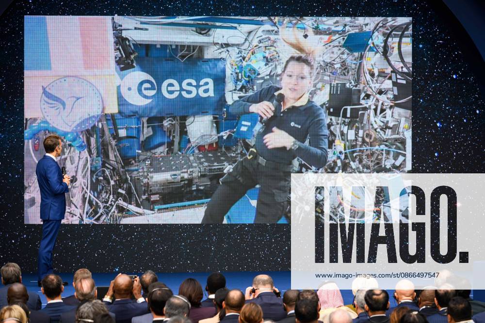 Emmanuel Macron, President of the French Republic, speaks with astronaut Sophie Adenot—who is in orbit aboard the International Space Station (ISS)—during the International Space Summit at the Grand Palais in Paris, France, on September 10, 2026. Caught between the United States and China, Europe intends to defend its position at the first international summit in Paris—an event snubbed by the American giants and one that the German chancellor, despite being a co-organizer, is not attending. Eric Tschaen Pool Bestimage International Space Summit at the Grand Palais in Paris on September 10, 2026 Caught between the United States and China, Europe intends to defend its position at the first international summit in Paris—an event snubbed by th