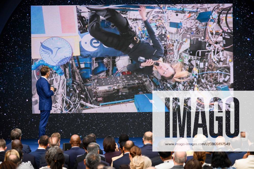 Emmanuel Macron, President of the French Republic, speaks with astronaut Sophie Adenot—who is in orbit aboard the International Space Station (ISS)—during the International Space Summit at the Grand Palais in Paris, France, on September 10, 2026. Caught between the United States and China, Europe intends to defend its position at the first international summit in Paris—an event snubbed by the American giants and one that the German chancellor, despite being a co-organizer, is not attending. Eric Tschaen Pool Bestimage International Space Summit at the Grand Palais in Paris on September 10, 2026 Caught between the United States and China, Europe intends to defend its position at the first international summit in Paris—an event snubbed by th