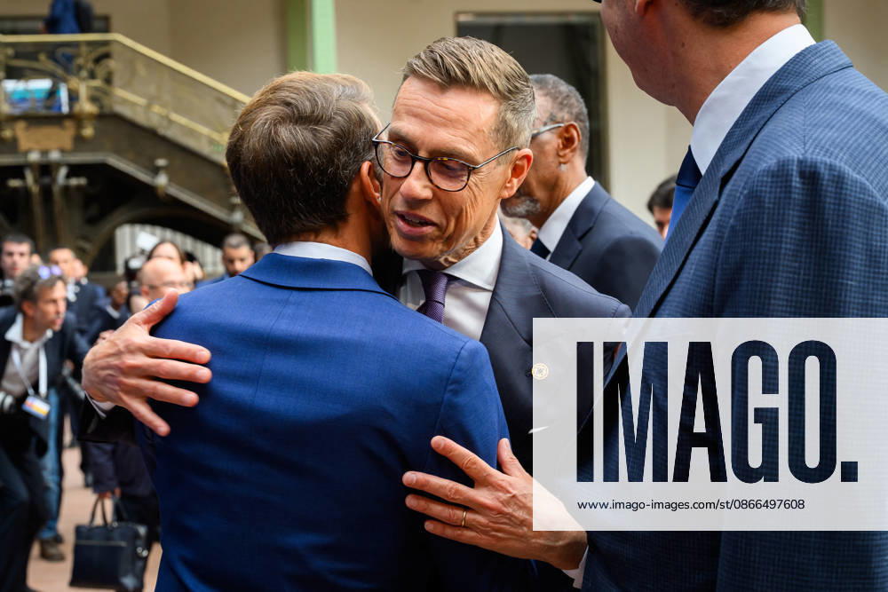 Emmanuel Macron, President of the French Republic, greets Alexander Stubb, President of Finland, at the International Space Summit at the Grand Palais in Paris, France, on September 10, 2026. Caught between the United States and China, Europe intends to defend its position at the first international summit in Paris—an event snubbed by the American giants and one in which the German chancellor, despite being a co-organizer, is not participating. Eric Tschaen Pool Bestimage International Space Summit at the Grand Palais in Paris on September 10, 2026 Caught between the United States and China, Europe intends to defend its position at the first international summit in Paris—an event snubbed by American giants and attended without the German c