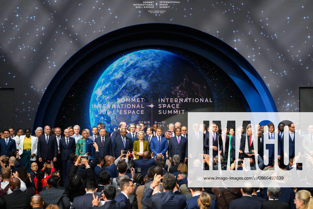 Emmanuel Macron, President of the French Republic, surrounded by heads of state and delegations, at the International Space Summit at the Grand Palais in Paris, France, on September 10, 2026. Caught between the United States and China, Europe intends to defend its position at the first international summit in Paris—an event snubbed by the American giants and one in which the German chancellor, despite being a co-organizer, is not participating. Eric Tschaen Pool Bestimage International Space Summit at the Grand Palais in Paris on September 10, 2026 Caught between the United States and China, Europe intends to defend its position at the first international summit in Paris—an event snubbed by the American giants and attended without the Germ