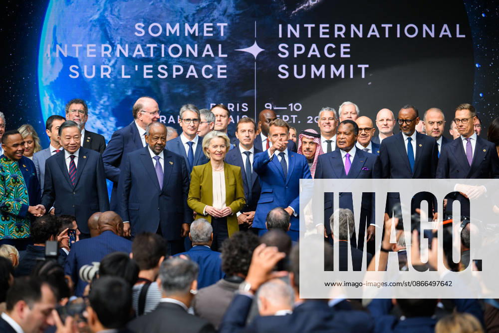 Emmanuel Macron, President of the French Republic, surrounded by heads of state and delegations, at the International Space Summit at the Grand Palais in Paris, France, on September 10, 2026. Caught between the United States and China, Europe intends to defend its position at the first international summit in Paris—an event snubbed by the American giants and one in which the German chancellor, despite being a co-organizer, is not participating. Eric Tschaen Pool Bestimage International Space Summit at the Grand Palais in Paris on September 10, 2026 Caught between the United States and China, Europe intends to defend its position at the first international summit in Paris—an event snubbed by the American giants and attended without the Germ