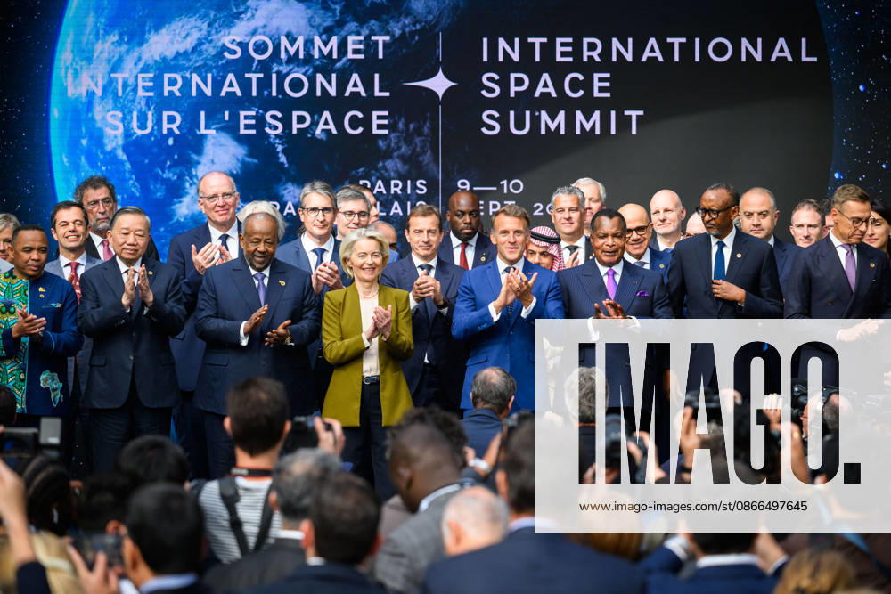Emmanuel Macron, President of the French Republic, surrounded by heads of state and delegations, at the International Space Summit at the Grand Palais in Paris, France, on September 10, 2026. Caught between the United States and China, Europe intends to defend its position at the first international summit in Paris—an event snubbed by the American giants and one in which the German chancellor, despite being a co-organizer, is not participating. Eric Tschaen Pool Bestimage International Space Summit at the Grand Palais in Paris on September 10, 2026 Caught between the United States and China, Europe intends to defend its position at the first international summit in Paris—an event snubbed by the American giants and attended without the Germ