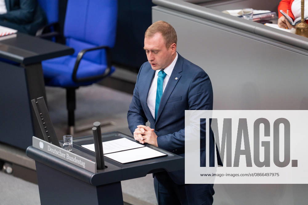 GER, Berlin, 93. Sitzung des Deutschen Bundestages im Plenarsaal des Reichstagsgebäudes. Christian Reck AFD , steht am Rednerpult und spricht