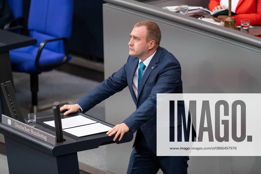 GER, Berlin, 93. Sitzung des Deutschen Bundestages im Plenarsaal des Reichstagsgebäudes. Christian Reck AFD , steht am Rednerpult und spricht