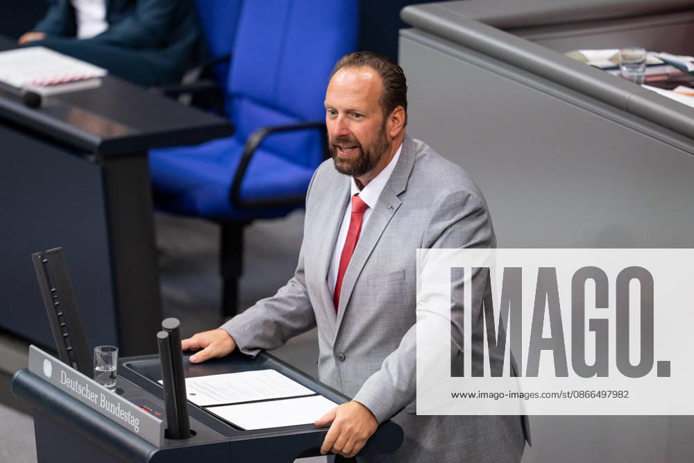 GER, Berlin, 93. Sitzung des Deutschen Bundestages im Plenarsaal des Reichstagsgebäudes. Jens Behrens SPD, steht am Rednerpult und spricht