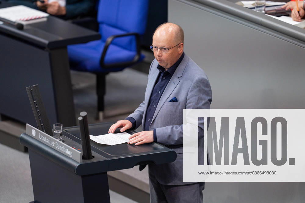 GER, Berlin, 93. Sitzung des Deutschen Bundestages im Plenarsaal des Reichstagsgebäudes. Stefan Seidler fraktionslos, steht am Rednerpult und spricht