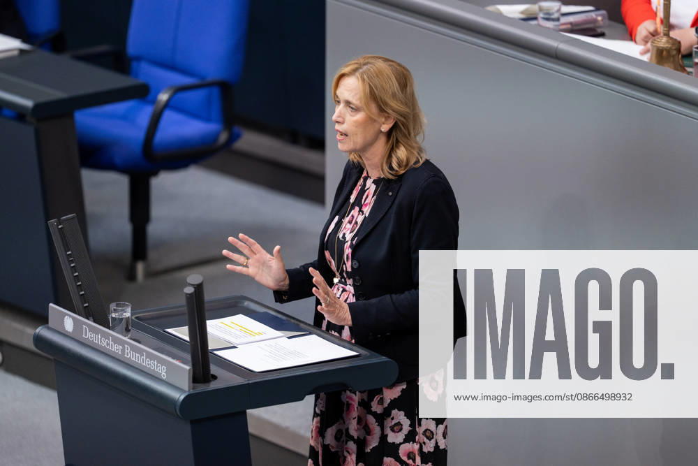 GER, Berlin, 93. Sitzung des Deutschen Bundestages im Plenarsaal des Reichstagsgebäudes. Karin Prien Bundesministerin für Bildung, Familie, Senioren, Frauen und Jugend , steht am Rednerpult und spricht