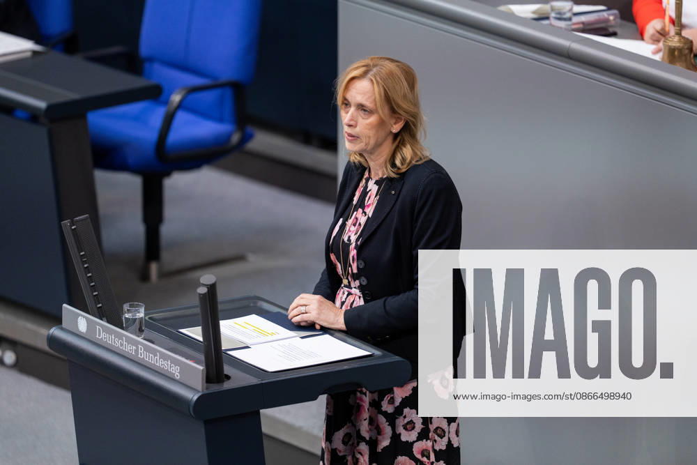 GER, Berlin, 93. Sitzung des Deutschen Bundestages im Plenarsaal des Reichstagsgebäudes. Karin Prien Bundesministerin für Bildung, Familie, Senioren, Frauen und Jugend , steht am Rednerpult und spricht