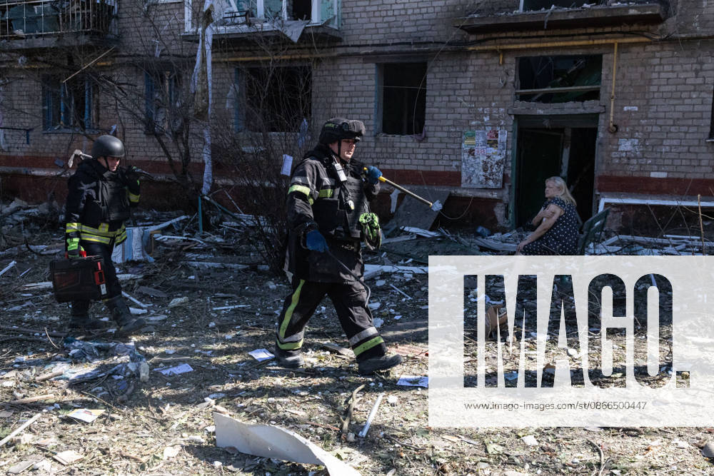 Aftermath of Russian airstrike in Kramatorsk KRAMATORSK, UKRAINE - SEPTEMBER 10: Firefighters work at a damaged residential area following a Russian airstrike in Kramatorsk, Ukraine, on September 10, 2026. Francisco Richart Anadolu Kramatorsk Ukraine. Editorial use only. Please get in touch for any other usage.