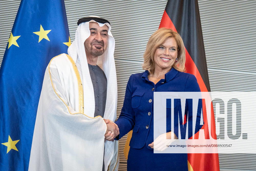 Bundestagspräsidentin Julia Klöckner empfängt den Staatspräsidenten der Vereinigten Arabischen Emirate, Scheich Mohammed bin Zayed Al Nahyan, Eintragung in das Gästebuch des Deutschen Bundestags;Bundestagspräsidentin Julia Klöckner empfängt den Staatspräsidenten der Vereinigten Arabischen Emirate, Scheich Mohammed bin Zayed Al Nahyan, Berlin Berlin Deutschland Reichstagsgebäude, Büro Bundes