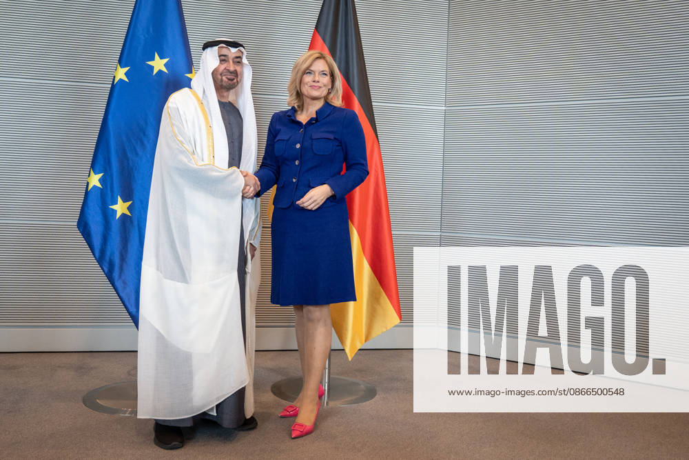 Bundestagspräsidentin Julia Klöckner empfängt den Staatspräsidenten der Vereinigten Arabischen Emirate, Scheich Mohammed bin Zayed Al Nahyan, Eintragung in das Gästebuch des Deutschen Bundestags;Bundestagspräsidentin Julia Klöckner empfängt den Staatspräsidenten der Vereinigten Arabischen Emirate, Scheich Mohammed bin Zayed Al Nahyan, Berlin Berlin Deutschland Reichstagsgebäude, Büro Bundes