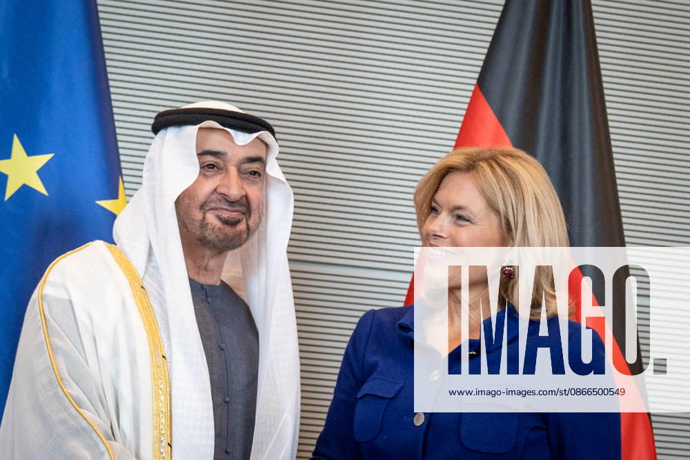 Bundestagspräsidentin Julia Klöckner empfängt den Staatspräsidenten der Vereinigten Arabischen Emirate, Scheich Mohammed bin Zayed Al Nahyan, Eintragung in das Gästebuch des Deutschen Bundestags;Bundestagspräsidentin Julia Klöckner empfängt den Staatspräsidenten der Vereinigten Arabischen Emirate, Scheich Mohammed bin Zayed Al Nahyan, Berlin Berlin Deutschland Reichstagsgebäude, Büro Bundes