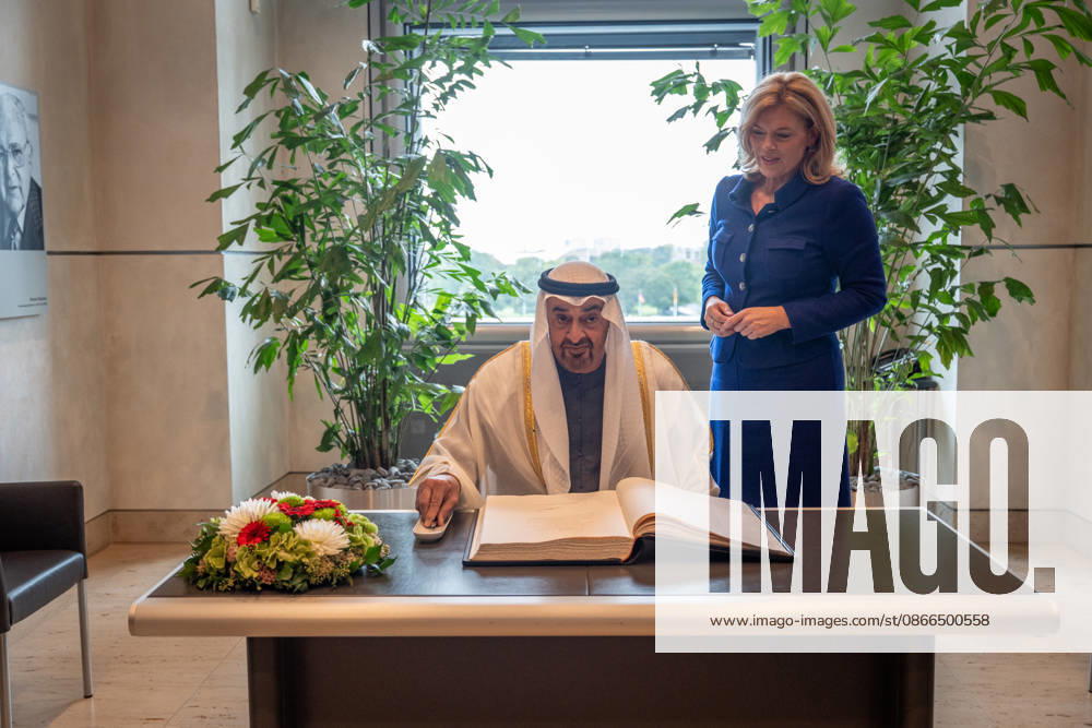 Bundestagspräsidentin Julia Klöckner empfängt den Staatspräsidenten der Vereinigten Arabischen Emirate, Scheich Mohammed bin Zayed Al Nahyan, Eintragung in das Gästebuch des Deutschen Bundestags;Bundestagspräsidentin Julia Klöckner empfängt den Staatspräsidenten der Vereinigten Arabischen Emirate, Scheich Mohammed bin Zayed Al Nahyan, Berlin Berlin Deutschland Reichstagsgebäude, Büro Bundes