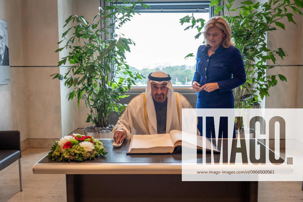 Bundestagspräsidentin Julia Klöckner empfängt den Staatspräsidenten der Vereinigten Arabischen Emirate, Scheich Mohammed bin Zayed Al Nahyan, Eintragung in das Gästebuch des Deutschen Bundestags;Bundestagspräsidentin Julia Klöckner empfängt den Staatspräsidenten der Vereinigten Arabischen Emirate, Scheich Mohammed bin Zayed Al Nahyan, Berlin Berlin Deutschland Reichstagsgebäude, Büro Bundes