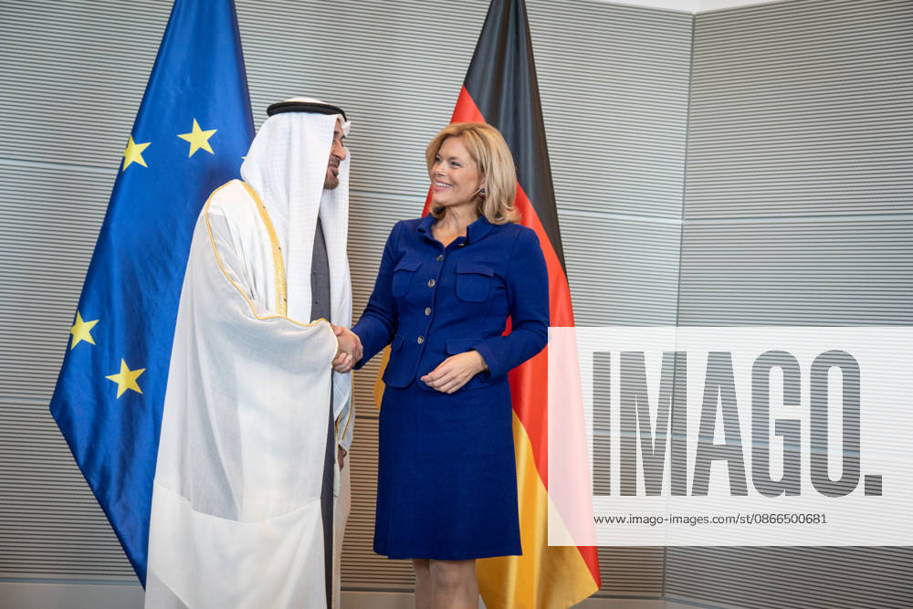 Bundestagspräsidentin Julia Klöckner empfängt den Staatspräsidenten der Vereinigten Arabischen Emirate, Scheich Mohammed bin Zayed Al Nahyan, Eintragung in das Gästebuch des Deutschen Bundestags;Bundestagspräsidentin Julia Klöckner empfängt den Staatspräsidenten der Vereinigten Arabischen Emirate, Scheich Mohammed bin Zayed Al Nahyan, Berlin Berlin Deutschland Reichstagsgebäude, Büro Bundes