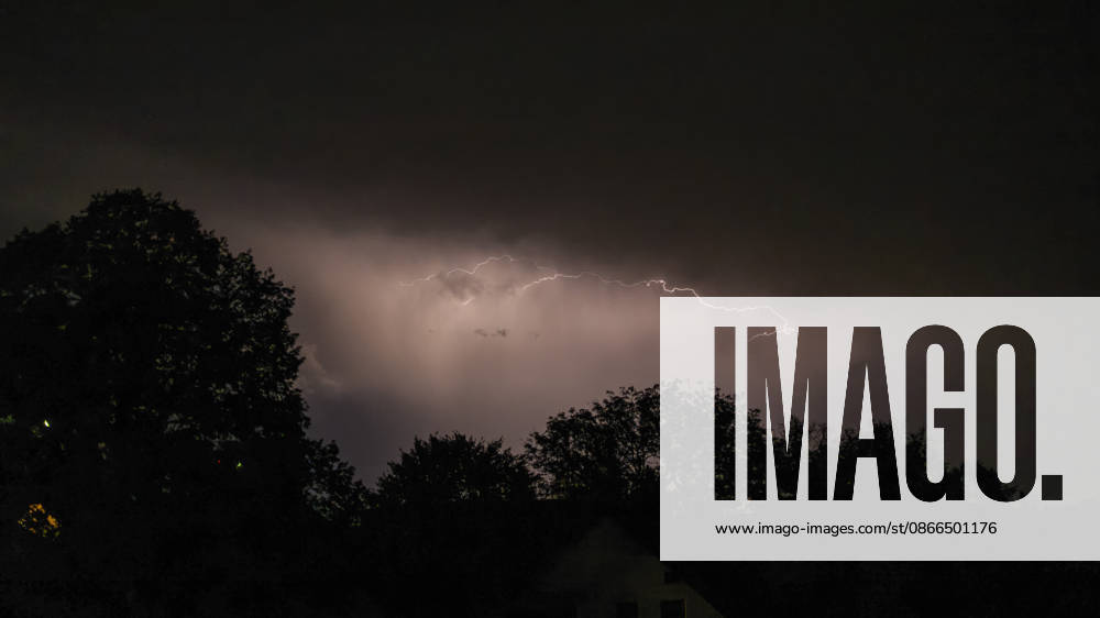 Sommer-Gewitter, Hitze und hohe Temperaturen, danach kommen schwere Gewitter. Blitze Zucken in den hohen Gewitterwolken am Himmel über der Kurstadt Bad Wörishofen im Unterallgäu (Bayern). 30.08.2026, Sommer-Gewitter 30.08.2026, Sommer-Gewitter