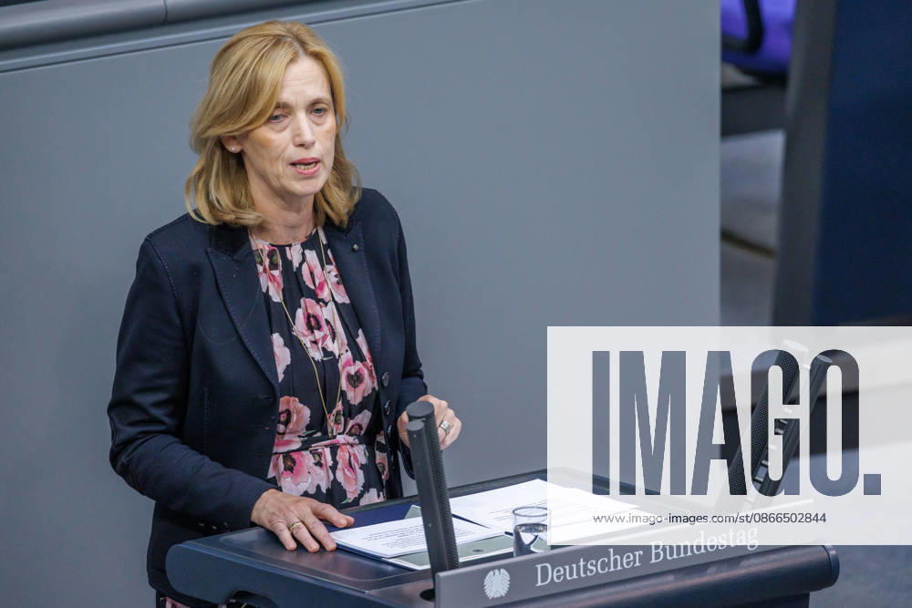 Bundestag Karin Prien (CDU), Bundesfamilienministerin im Deutschen Bundestag am 10.09.26 in Berlin. Berlin Berlin Deutschland Bundestag