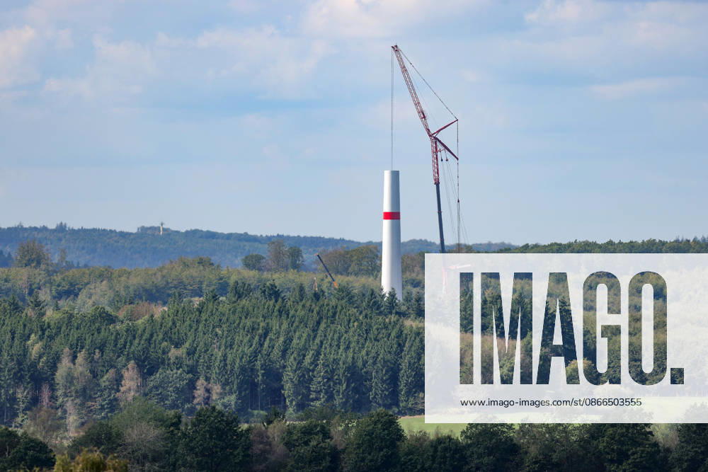 Ein neues Windrad entsteht bei Freudenberg. Die Arbeiten laufen. Ein Teil des vom Turm steht bereits und ein Teleskopkran steht daneben. Windrad, Windradarbeiten im Siegerland am 10.09.2026 in Freudenberg Deutschland.
