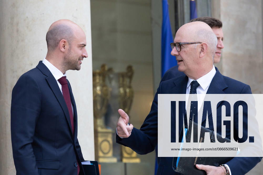 Weekly Cabinet Meeting - Paris French Foreign Affairs Minister Jean-Noel Barrot (L) and French Economy, Finances and Industry Minister Roland Lescure leaving after the weekly cabinet meeting at the Elysee Palace in Paris, France on September 10, 2026. Photo by Rafael Lafargue ABACAPRESS.COM Paris France