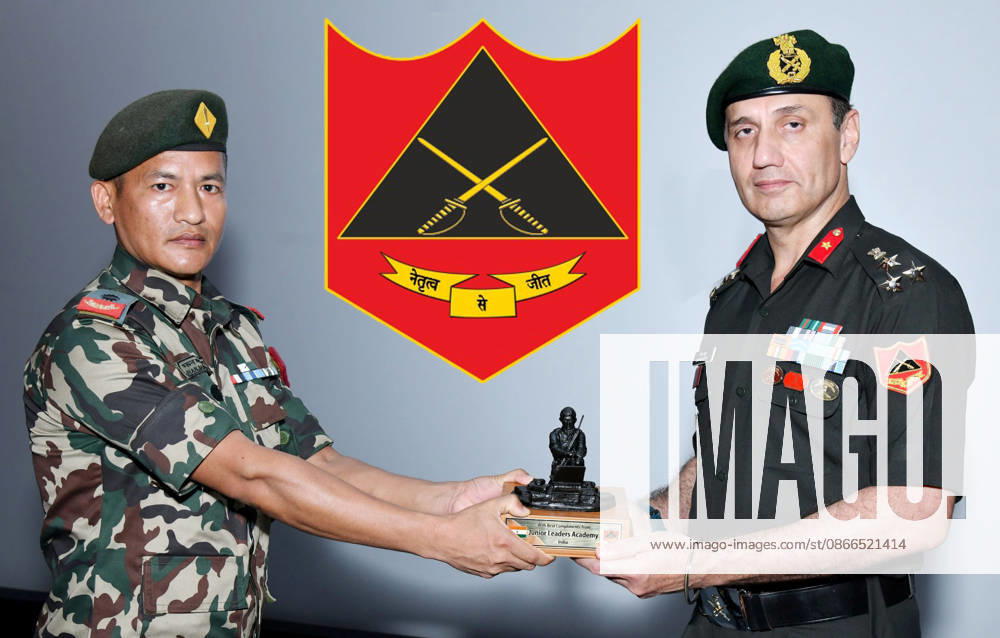Junior Leaders Academy Award Ceremony in Bareilly Bareilly, Sep 10 (ANI): Commandant of the Junior Leaders Academy, Brigadier Gaurav Kapoor (R), presents a memento, in Bareilly on Thursday. (@artrac_ia X ANI Photo) Bareilly Uttar Pradesh India
