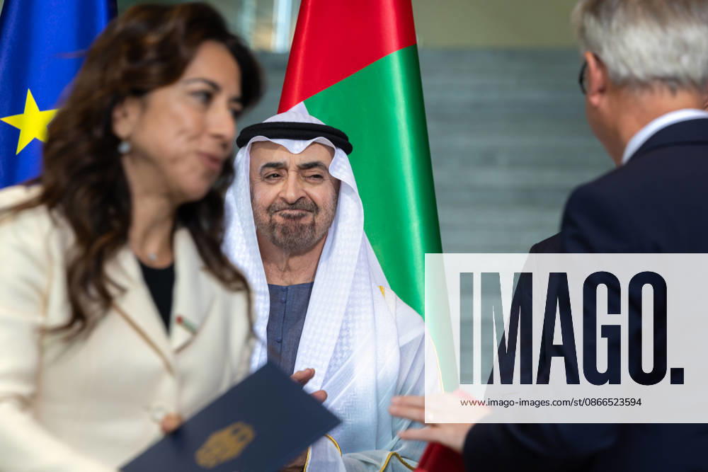Staatsbesuch S.H. des Präsidenten der Vereinigten Arabischen Emirate, Scheich Mohammed bin Zayed Al Nahyan, in der Bundesrepublik Deutschland. Deutschland, Berlin am 10. September 2026: Der Präsident der Vereinigten Arabischen Emirate, Scheich Mohammed bin Zayed Al Nahyan, zeigt sich bei der Unterzeichnungszeremonie im Bundeskanzleramt sehr zufrieden.