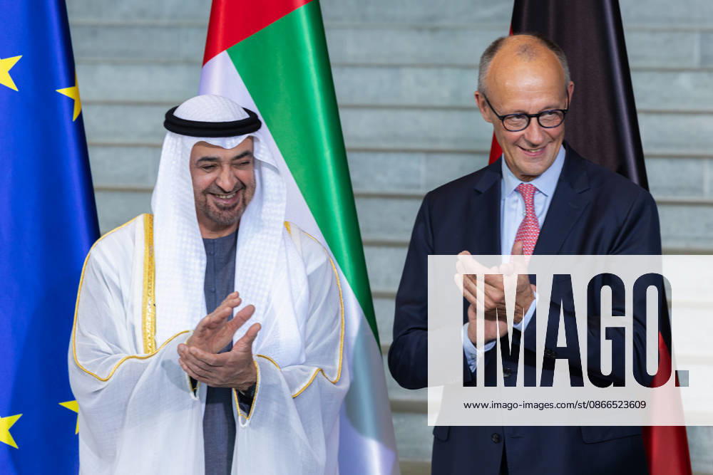 Staatsbesuch S.H. des Präsidenten der Vereinigten Arabischen Emirate, Scheich Mohammed bin Zayed Al Nahyan, in der Bundesrepublik Deutschland. Deutschland, Berlin am 10. September 2026: Der Präsident der Vereinigten Arabischen Emirate, Scheich Mohammed bin Zayed Al Nahyan, und Bundeskanzler Friedrich Merz stehen vor den Flaggen der Europäischen Union, der Vereinigten Arabischen Emirate und Deutschlands vor der großen Südtreppe im Erdgeschoss des Bundeskanzleramts.