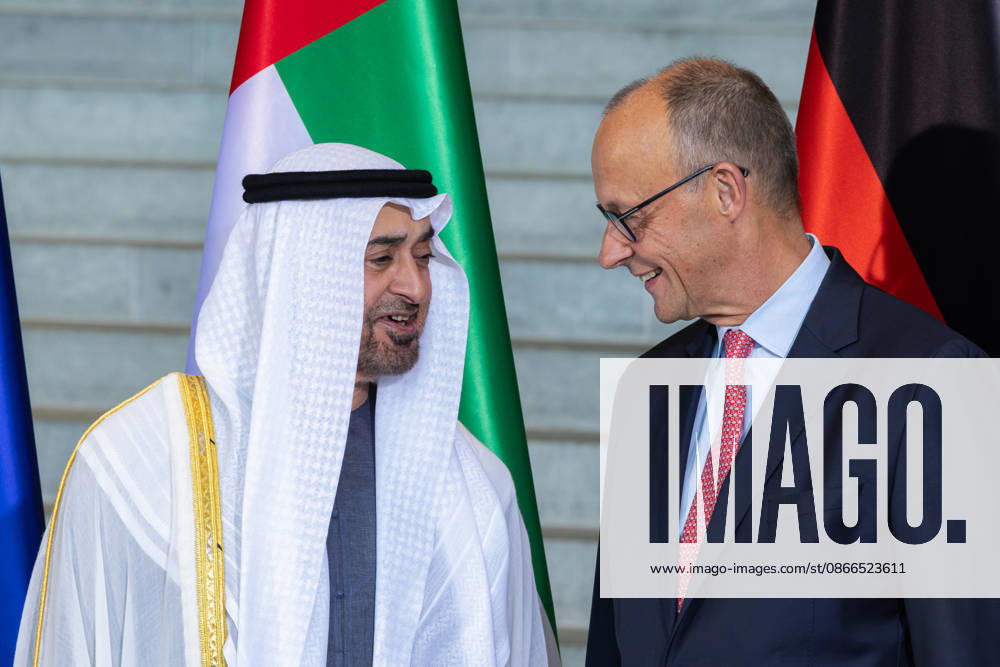 Staatsbesuch S.H. des Präsidenten der Vereinigten Arabischen Emirate, Scheich Mohammed bin Zayed Al Nahyan, in der Bundesrepublik Deutschland. Deutschland, Berlin am 10. September 2026: Der Präsident der Vereinigten Arabischen Emirate, Scheich Mohammed bin Zayed Al Nahyan, und Bundeskanzler Friedrich Merz stehen vor den Flaggen der Europäischen Union, der Vereinigten Arabischen Emirate und Deutschlands vor der großen Südtreppe im Erdgeschoss des Bundeskanzleramts.