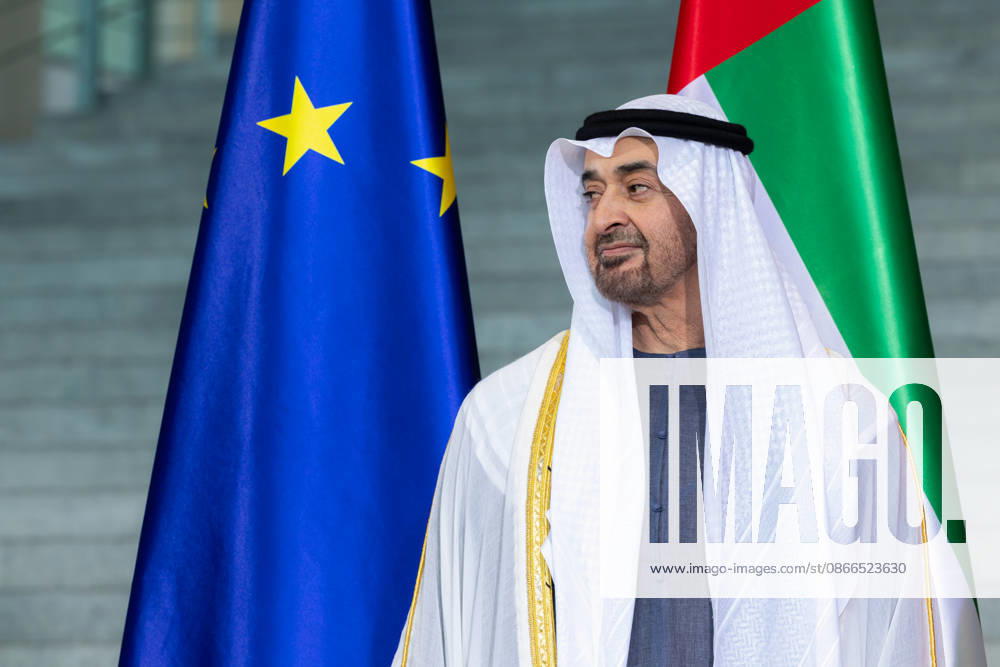 Staatsbesuch S.H. des Präsidenten der Vereinigten Arabischen Emirate, Scheich Mohammed bin Zayed Al Nahyan, in der Bundesrepublik Deutschland. Deutschland, Berlin am 10. September 2026: Der Präsident der Vereinigten Arabischen Emirate, Scheich Mohammed bin Zayed Al Nahyan steht vor den Flaggen der Europäischen Union, der Vereinigten Arabischen Emirate vor der großen Südtreppe im Erdgeschoss des Bundeskanzleramts.