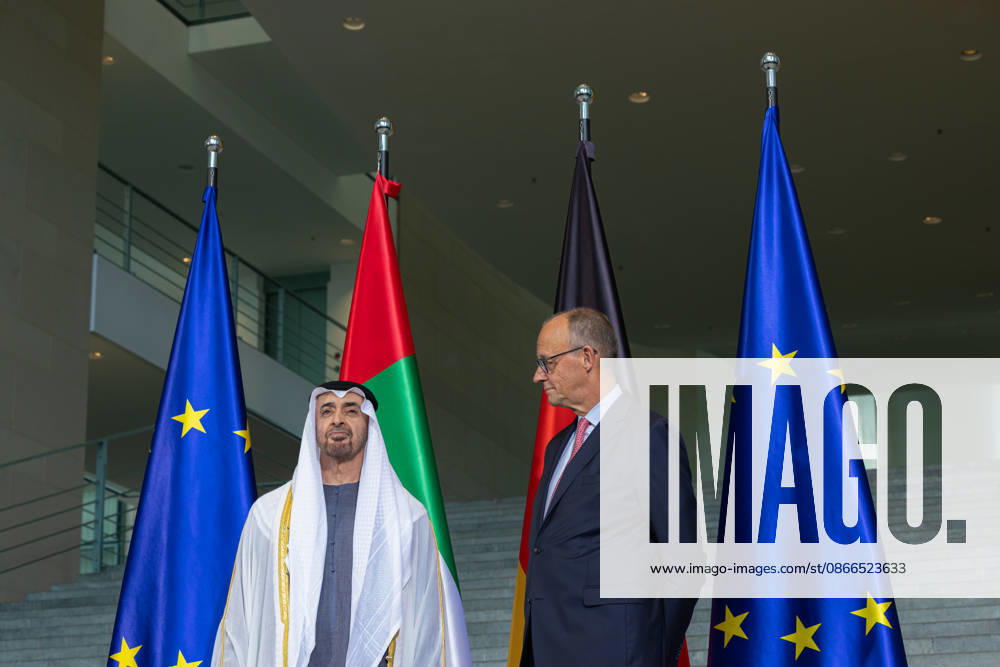 Staatsbesuch S.H. des Präsidenten der Vereinigten Arabischen Emirate, Scheich Mohammed bin Zayed Al Nahyan, in der Bundesrepublik Deutschland. Deutschland, Berlin am 10. September 2026: Der Präsident der Vereinigten Arabischen Emirate, Scheich Mohammed bin Zayed Al Nahyan, und Bundeskanzler Friedrich Merz stehen vor den Flaggen der Europäischen Union, der Vereinigten Arabischen Emirate und Deutschlands vor der großen Südtreppe im Erdgeschoss des Bundeskanzleramts.
