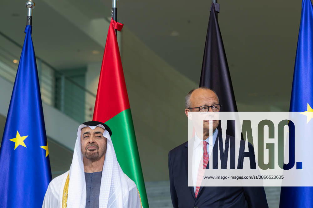 Staatsbesuch S.H. des Präsidenten der Vereinigten Arabischen Emirate, Scheich Mohammed bin Zayed Al Nahyan, in der Bundesrepublik Deutschland. Deutschland, Berlin am 10. September 2026: Der Präsident der Vereinigten Arabischen Emirate, Scheich Mohammed bin Zayed Al Nahyan, und Bundeskanzler Friedrich Merz stehen vor den Flaggen der Europäischen Union, der Vereinigten Arabischen Emirate und Deutschlands vor der großen Südtreppe im Erdgeschoss des Bundeskanzleramts.