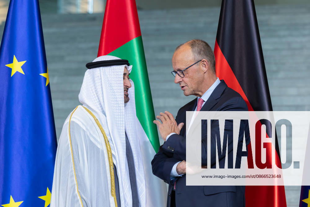 Staatsbesuch S.H. des Präsidenten der Vereinigten Arabischen Emirate, Scheich Mohammed bin Zayed Al Nahyan, in der Bundesrepublik Deutschland. Deutschland, Berlin am 10. September 2026: Der Präsident der Vereinigten Arabischen Emirate, Scheich Mohammed bin Zayed Al Nahyan, und Bundeskanzler Friedrich Merz stehen vor den Flaggen der Europäischen Union, der Vereinigten Arabischen Emirate und Deutschlands vor der großen Südtreppe im Erdgeschoss des Bundeskanzleramts.