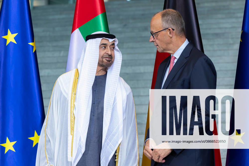 Staatsbesuch S.H. des Präsidenten der Vereinigten Arabischen Emirate, Scheich Mohammed bin Zayed Al Nahyan, in der Bundesrepublik Deutschland. Deutschland, Berlin am 10. September 2026: Der Präsident der Vereinigten Arabischen Emirate, Scheich Mohammed bin Zayed Al Nahyan, und Bundeskanzler Friedrich Merz stehen vor den Flaggen der Europäischen Union, der Vereinigten Arabischen Emirate und Deutschlands vor der großen Südtreppe im Erdgeschoss des Bundeskanzleramts.