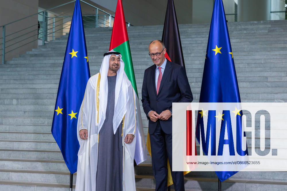 Staatsbesuch S.H. des Präsidenten der Vereinigten Arabischen Emirate, Scheich Mohammed bin Zayed Al Nahyan, in der Bundesrepublik Deutschland. Deutschland, Berlin am 10. September 2026: Der Präsident der Vereinigten Arabischen Emirate, Scheich Mohammed bin Zayed Al Nahyan, und Bundeskanzler Friedrich Merz stehen vor den Flaggen der Europäischen Union, der Vereinigten Arabischen Emirate und Deutschlands vor der großen Südtreppe im Erdgeschoss des Bundeskanzleramts.