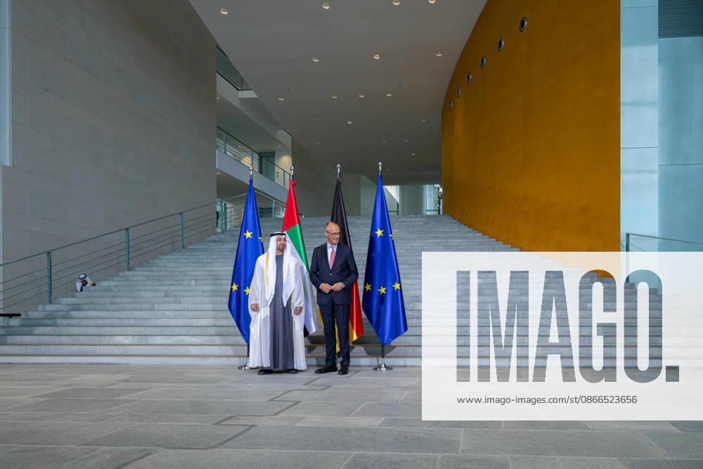 Staatsbesuch S.H. des Präsidenten der Vereinigten Arabischen Emirate, Scheich Mohammed bin Zayed Al Nahyan, in der Bundesrepublik Deutschland. Deutschland, Berlin am 10. September 2026: Der Präsident der Vereinigten Arabischen Emirate, Scheich Mohammed bin Zayed Al Nahyan, und Bundeskanzler Friedrich Merz stehen vor den Flaggen der Europäischen Union, der Vereinigten Arabischen Emirate und Deutschlands vor der großen Südtreppe im Erdgeschoss des Bundeskanzleramts.