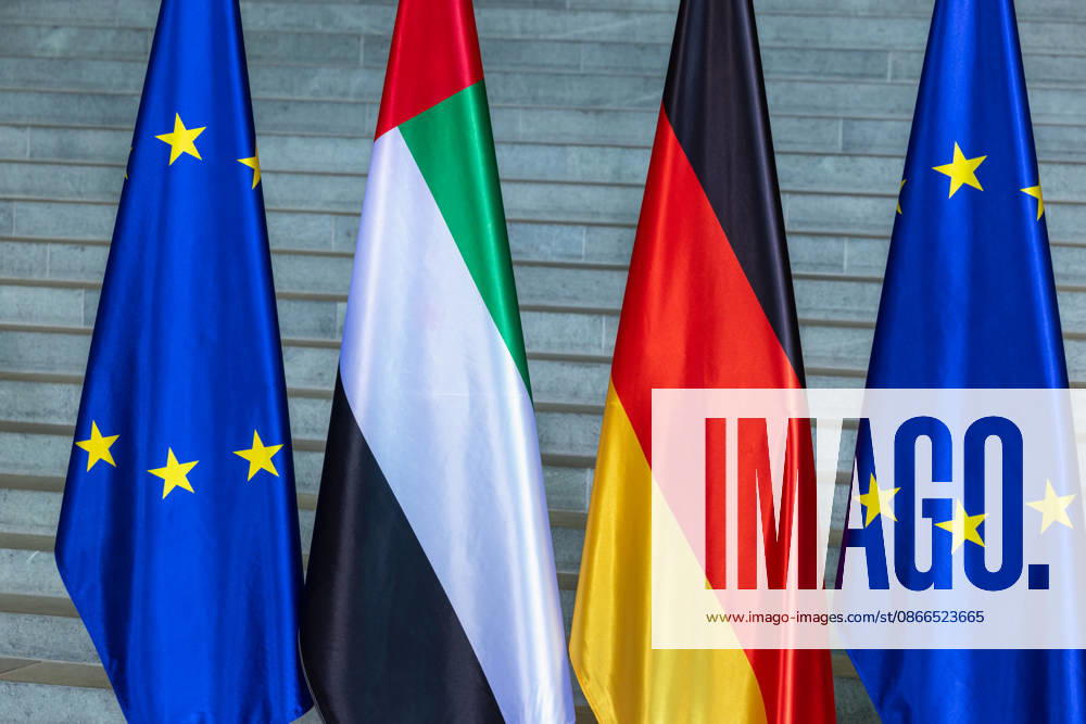 Staatsbesuch S.H. des Präsidenten der Vereinigten Arabischen Emirate, Scheich Mohammed bin Zayed Al Nahyan, in der Bundesrepublik Deutschland. Deutschland, Berlin am 10. September 2026: Die Flaggen der Europäischen Union, der Vereinigten Arabischen Emirate und Deutschlands stehen vor der großen Südtreppe im Erdgeschoss des Bundeskanzleramts. Der Präsident der Vereinigten Arabischen Emirate, Scheich Mohammed bin Zayed Al Nahyan, bei Bundeskanzler Friedrich Merz im Bundeskanzleramt in Berlin.