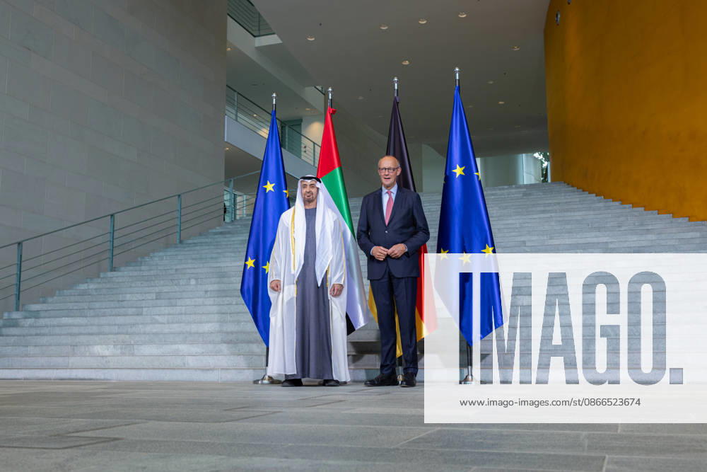 Staatsbesuch S.H. des Präsidenten der Vereinigten Arabischen Emirate, Scheich Mohammed bin Zayed Al Nahyan, in der Bundesrepublik Deutschland. Deutschland, Berlin am 10. September 2026: Der Präsident der Vereinigten Arabischen Emirate, Scheich Mohammed bin Zayed Al Nahyan, und Bundeskanzler Friedrich Merz stehen vor den Flaggen der Europäischen Union, der Vereinigten Arabischen Emirate und Deutschlands vor der großen Südtreppe im Erdgeschoss des Bundeskanzleramts.