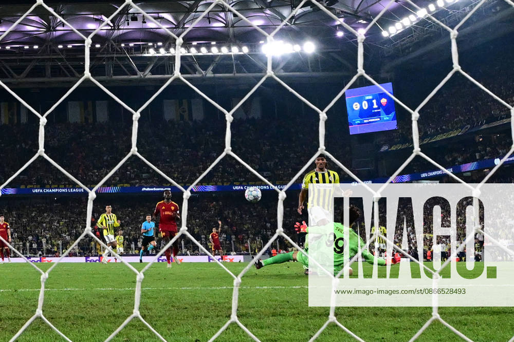 Fenerbahce v AS Roma - UEFA Champions League ISTANBUL, TURKIYE - SEPTEMBER 10: Archie Brown of Fenerbahce in action against goalkeeper Mile Svilar (99) of AS Roma during the UEFA Champions League 2026 27 league phase Matchday 1 match between Fenerbahce and Roma at Chobani Stadium in Istanbul, Turkiye, on September 10, 2026. Serhat Cagdas Anadolu Istanbul Turkey. Editorial use only. Please get in touch for any other usage.