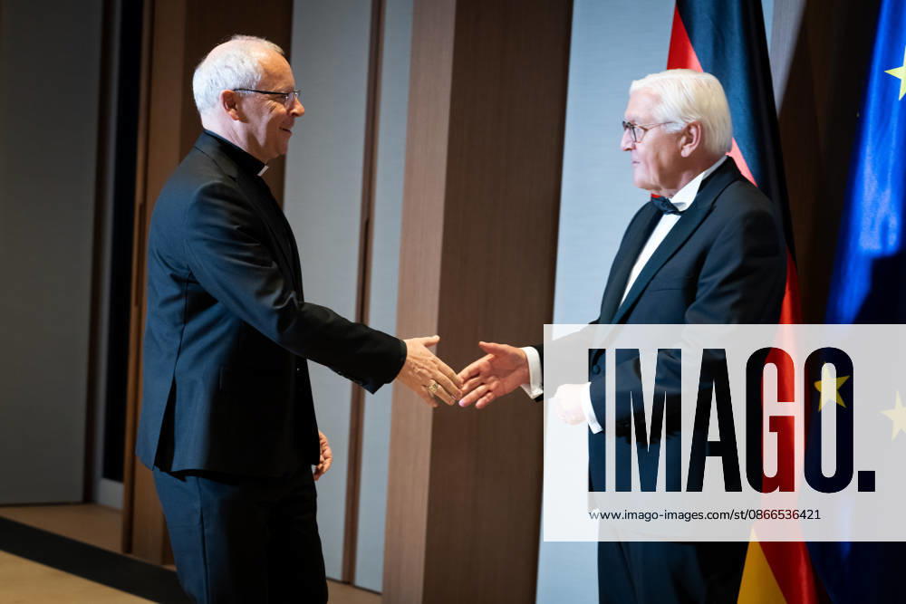 Bundespräsident, Erzbischof Hubertus Matheus Maria van Megen Berlin, Defilee, Spreebogen, Erzbischof Hubertus Matheus Maria van Megen, Bundespräsident, Frank-Walter Steinmeier Berlin Berlin GER