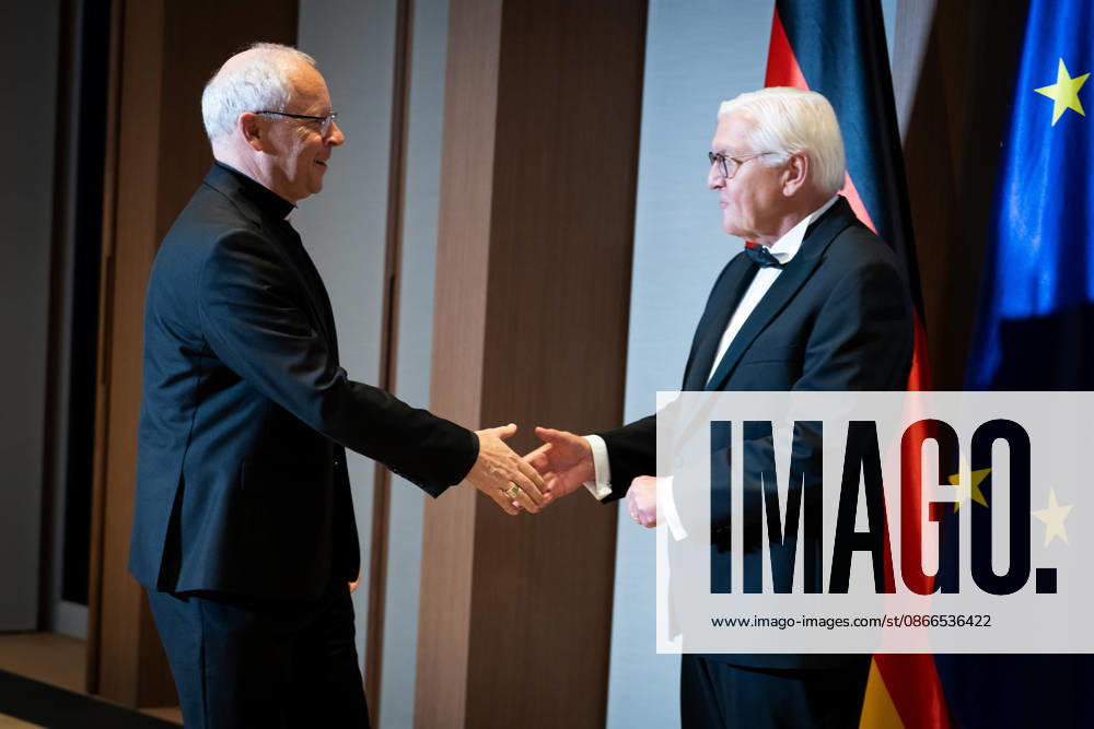 Bundespräsident, Erzbischof Hubertus Matheus Maria van Megen Berlin, Defilee, Spreebogen, Erzbischof Hubertus Matheus Maria van Megen, Bundespräsident, Frank-Walter Steinmeier Berlin Berlin GER