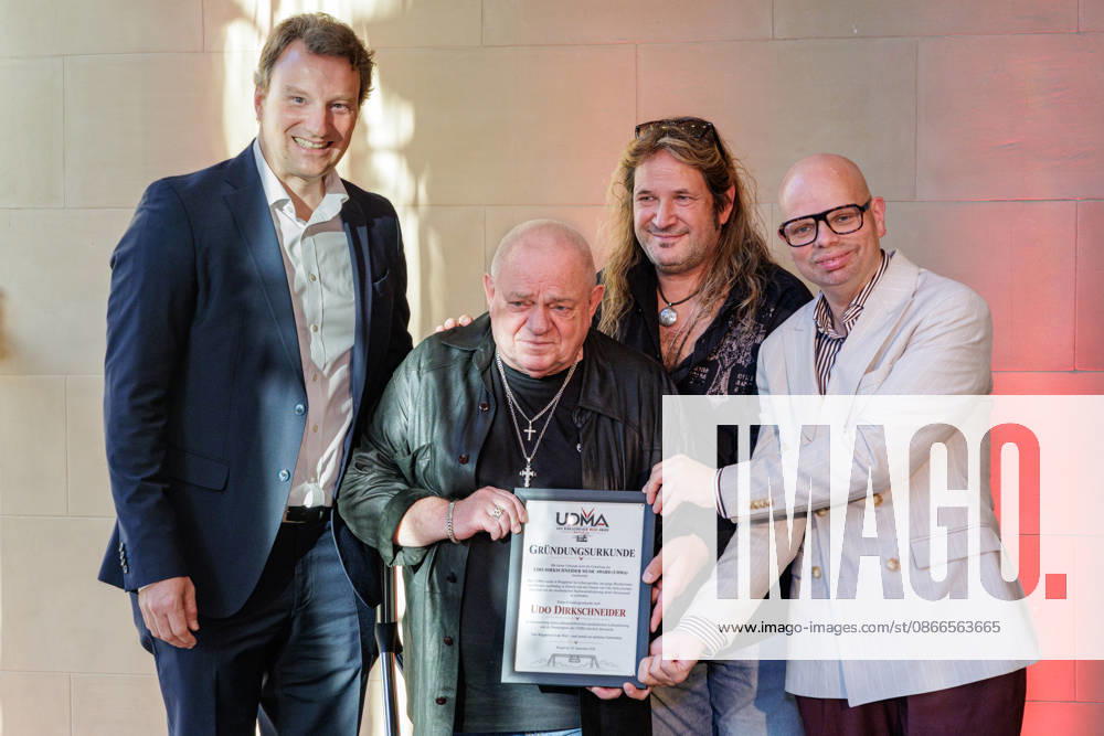 Wuppertal. (l-r) Dr. Hagen W. Lippe-Weißenfeld (Kulturmanager), Udo Dirkschneider, Stefan Mageney und Helge Lindh (MDB SPD) am Rande einer Pressekonferenz zur Bekanntgabe des neu ins Leben gerufenen Udo Dirkschneider Music Award (UDMA). Wuppertal Historische Stadthalle Nordrhein-Westfalen Deutschland