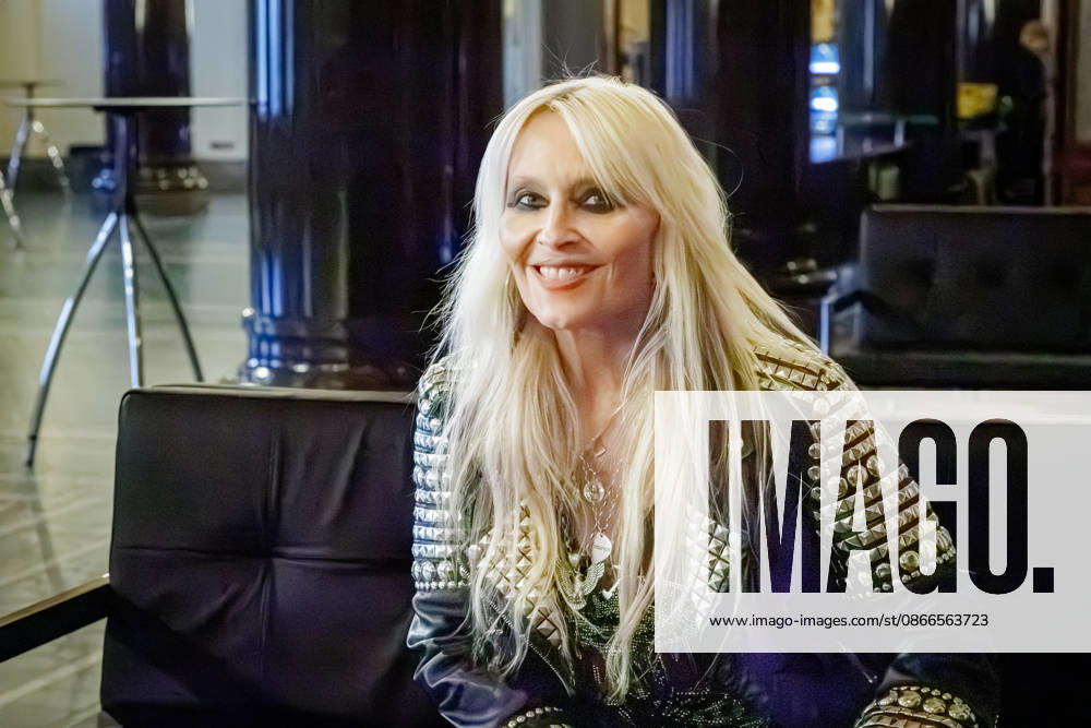 Wuppertal. Doro Pesch am Rande einer Pressekonferenz zur Bekanntgabe des neu ins Leben gerufenen Udo Dirkschneider Music Award (UDMA). Wuppertal Historische Stadthalle Nordrhein-Westfalen Deutschland