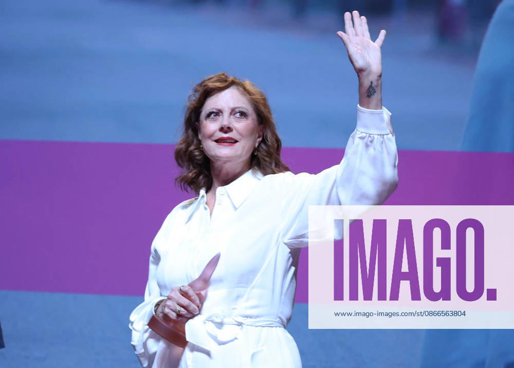 Susan Sarandon receives a Deauville Icon Award on stage during the 52nd Deauville American Film Festival on September 10, 2026. Denis Guignebourg, Bestimage. Susan Sarandon attends the Deauville Icon Award Ceremony at the 52nd Deauville American Film Festival on September 10, 2026, in Deauville, France. Deauville, France