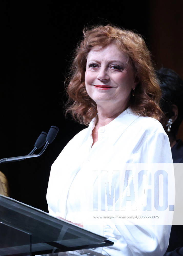 Susan Sarandon receives a Deauville Icon Award on stage during the 52nd Deauville American Film Festival on September 10, 2026. Denis Guignebourg, Bestimage. Susan Sarandon attends the Deauville Icon Award Ceremony at the 52nd Deauville American Film Festival on September 10, 2026, in Deauville, France. Deauville, France