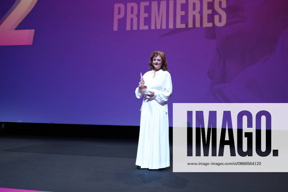 Susan Sarandon receives a Deauville Icon Award on stage during the 52nd Deauville American Film Festival on September 10, 2026. Denis Guignebourg, Bestimage. Susan Sarandon attends the Deauville Icon Award Ceremony at the 52nd Deauville American Film Festival on September 10, 2026, in Deauville, France. Deauville, France
