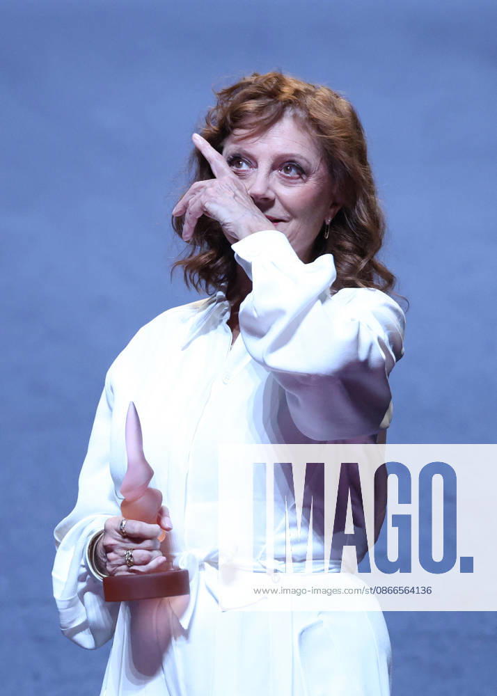 Susan Sarandon receives a Deauville Icon Award on stage during the 52nd Deauville American Film Festival on September 10, 2026. Denis Guignebourg, Bestimage. Susan Sarandon attends the Deauville Icon Award Ceremony at the 52nd Deauville American Film Festival on September 10, 2026, in Deauville, France. Deauville, France